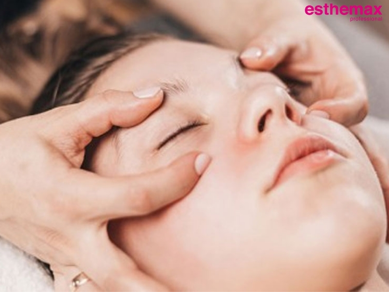 Massage giảm thâm mắt