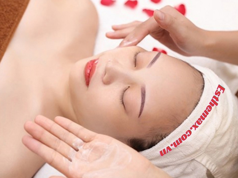 Thoa kem massage mặt