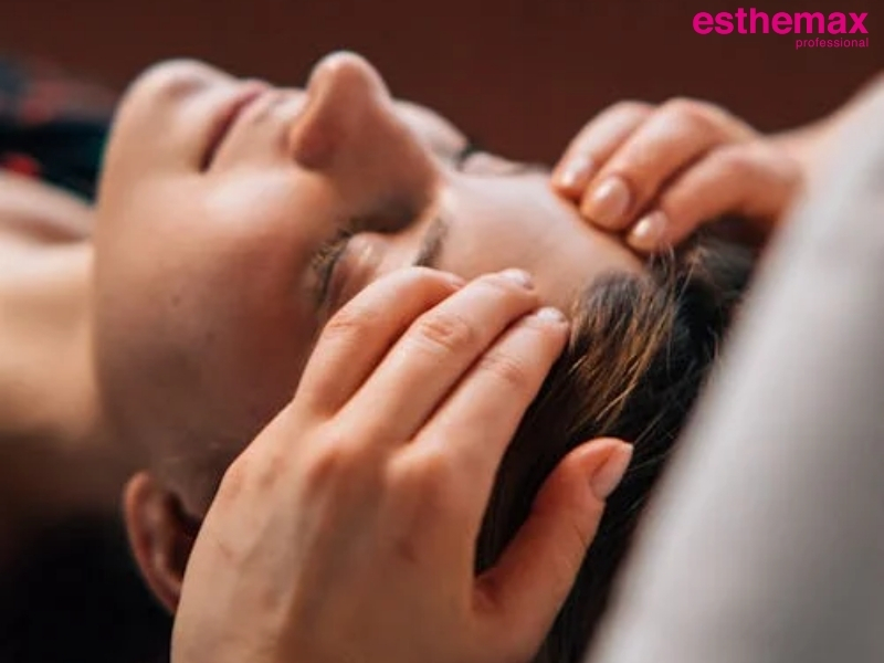 Lực tay khi massage mặt